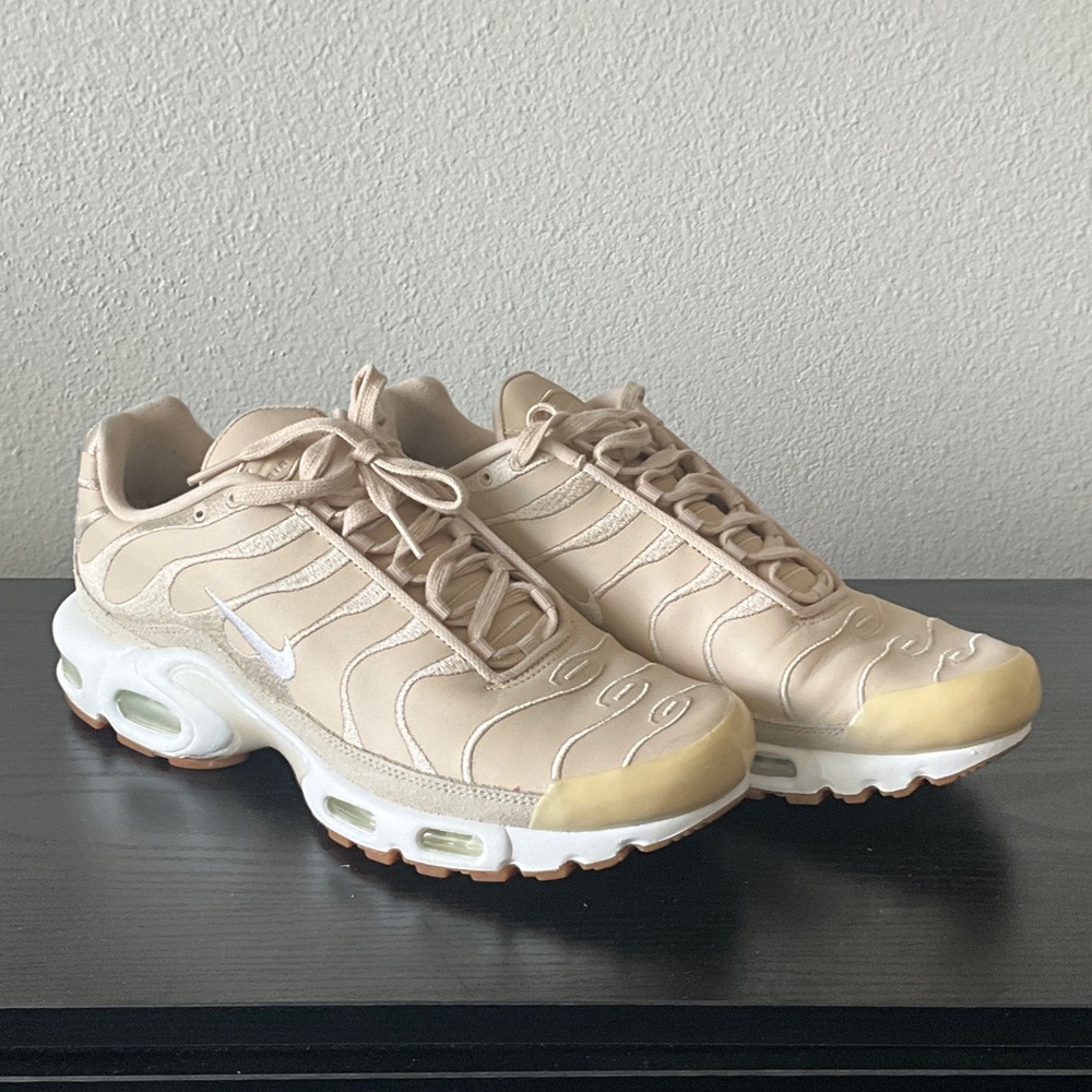 Nike Women’s Beige/Tan Athletic Sneakers